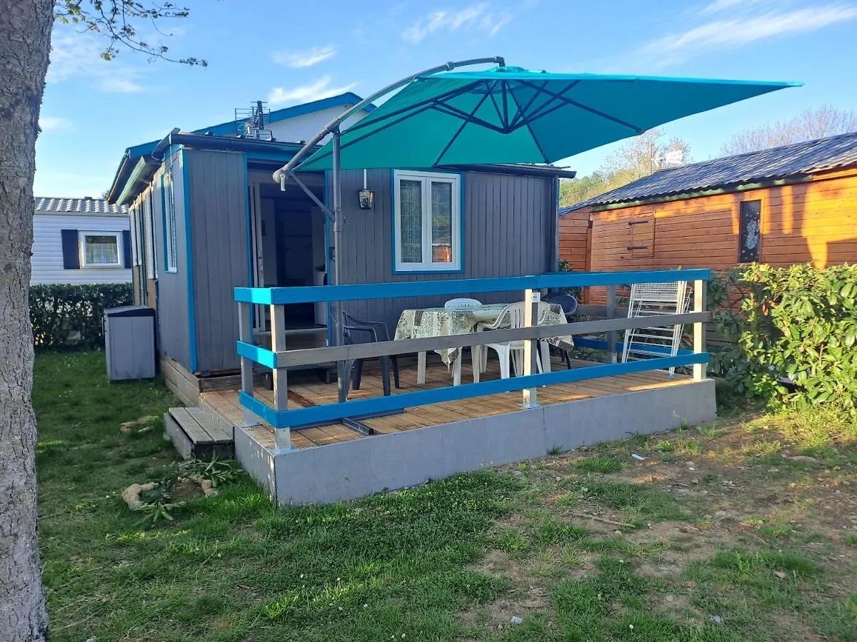 Hotel Chalet pour 5 personnes équipé sur emplacement ombragé à Foix France