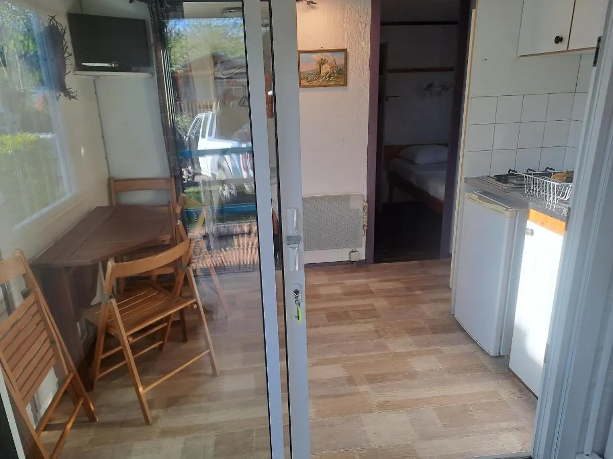 Camping Hotel Chalet pour 5 personnes équipé sur emplacement ombragé à Foix