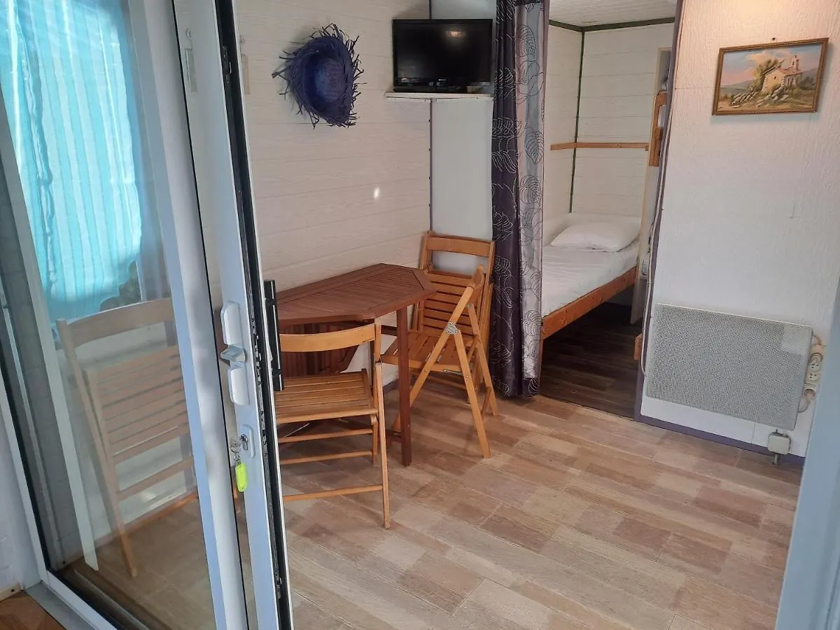 Hotel Chalet pour 5 personnes équipé sur emplacement ombragé à Foix 0*,