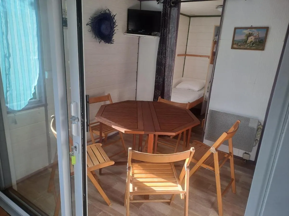 Hotel Chalet pour 5 personnes équipé sur emplacement ombragé à Foix Camping