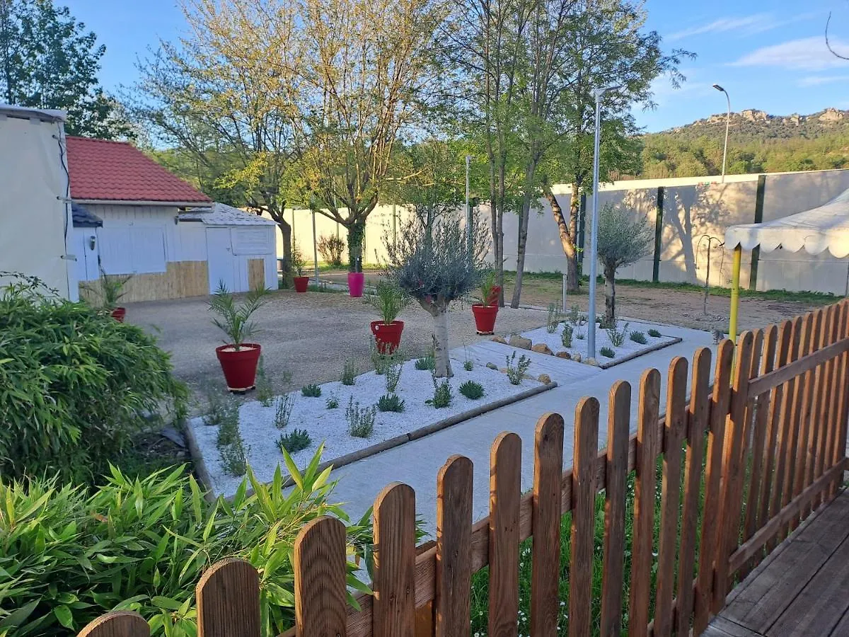 Hotel Chalet pour 5 personnes équipé sur emplacement ombragé à Foix Camping