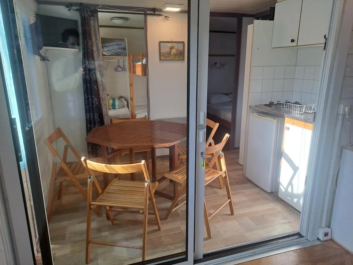 Hotel Chalet pour 5 personnes équipé sur emplacement ombragé à Foix 0*,