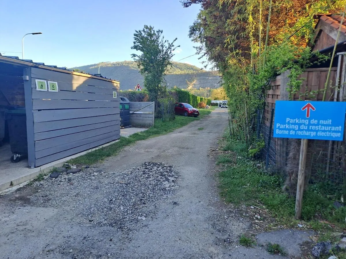 Camping Hotel Chalet pour 5 personnes équipé sur emplacement ombragé à Foix