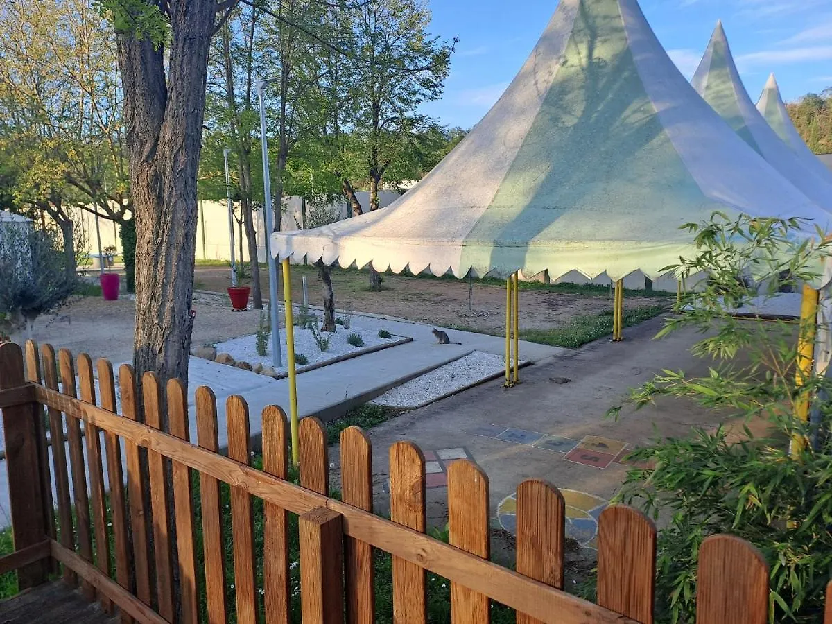 Camping Hotel Chalet pour 5 personnes équipé sur emplacement ombragé à Foix