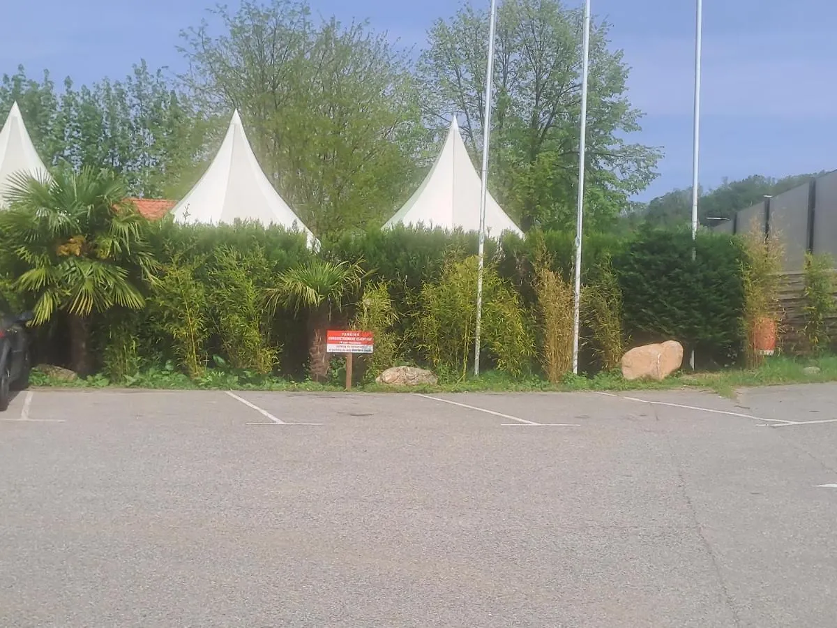 Hotel Chalet pour 5 personnes équipé sur emplacement ombragé à Foix
