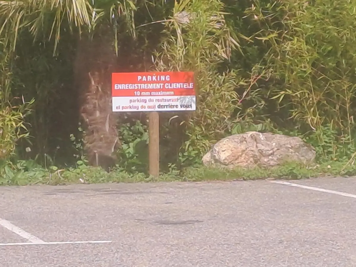 Hotel Chalet pour 5 personnes équipé sur emplacement ombragé à Foix